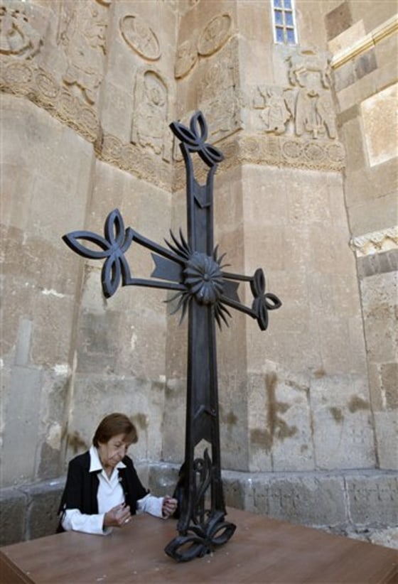 Several hundreds of Armenian Christians arrived to celebrate a mass on Sunday for the first time since the WWI killings of Armenians.